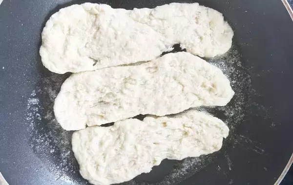 「ホットケーキミックスにヨーグルトと水を混ぜて…　できあがったのは」の画像