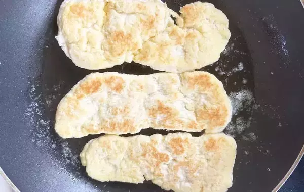 「ホットケーキミックスにヨーグルトと水を混ぜて…　できあがったのは」の画像