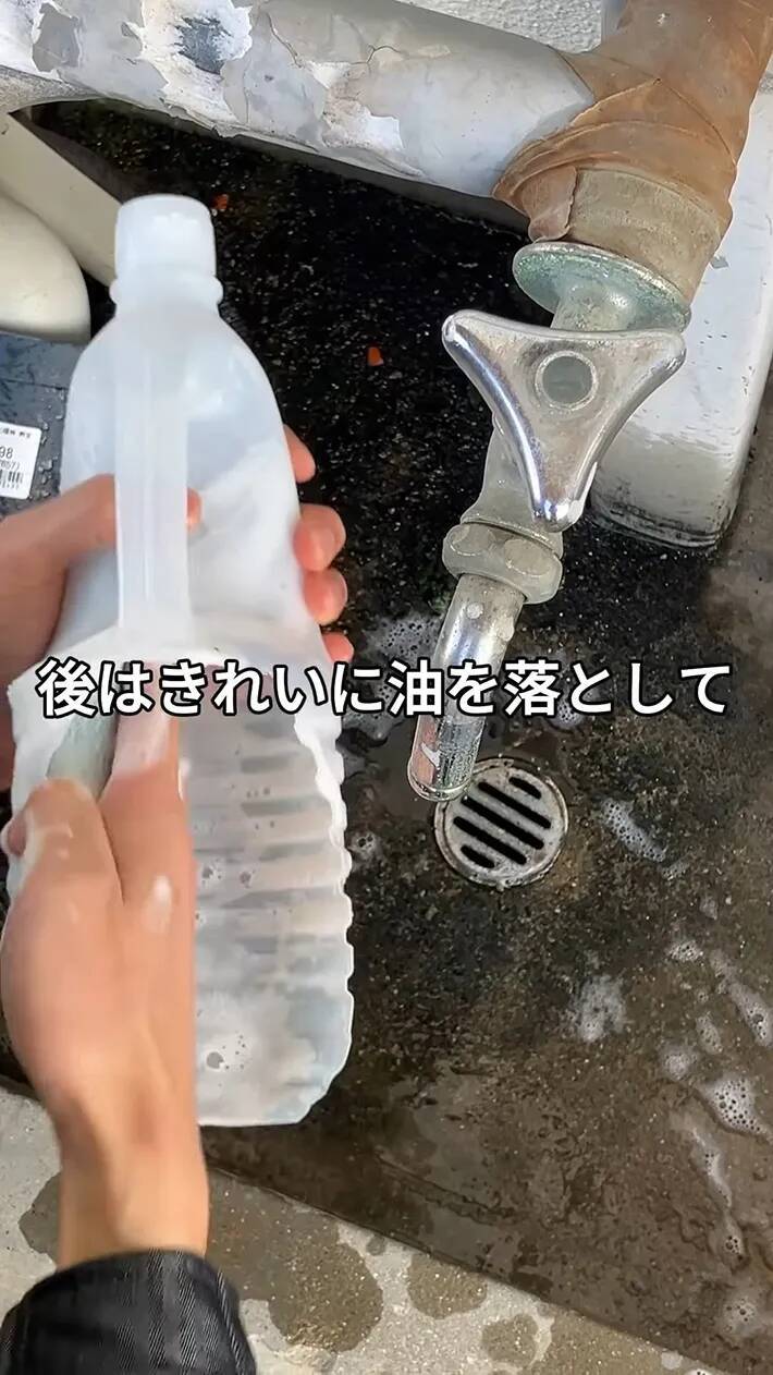 肥料メーカーが教えるサラダ油容器の再利用法　園芸で使える『スコップ』に変える【材料4つ】