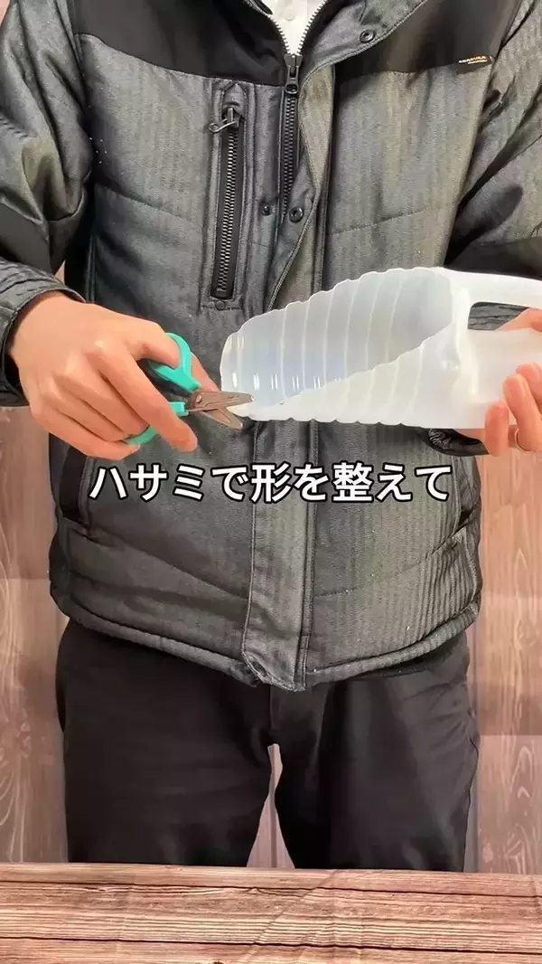 「肥料メーカーが教えるサラダ油容器の再利用法　園芸で使える『スコップ』に変える【材料4つ】」の画像