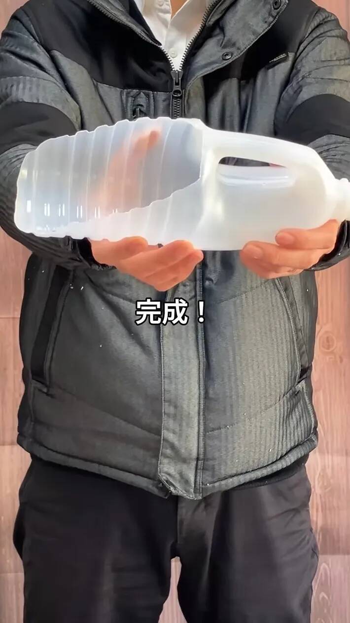 肥料メーカーが教えるサラダ油容器の再利用法　園芸で使える『スコップ』に変える【材料4つ】