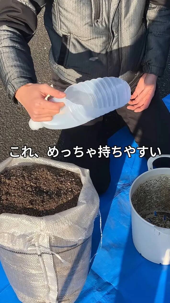肥料メーカーが教えるサラダ油容器の再利用法　園芸で使える『スコップ』に変える【材料4つ】