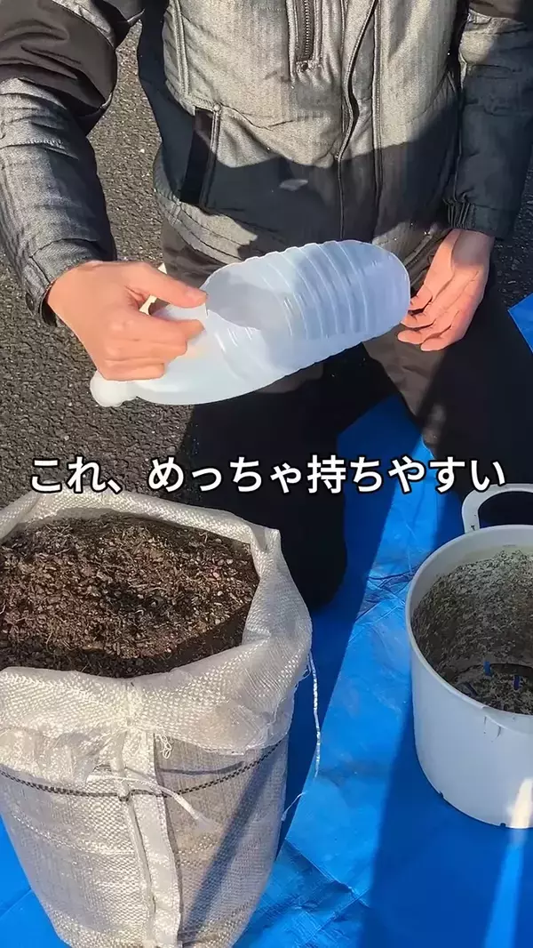 「肥料メーカーが教えるサラダ油容器の再利用法　園芸で使える『スコップ』に変える【材料4つ】」の画像