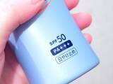 「カバンの日焼け止め汚れ、こすって落としてない？　ダイソー『パフ』で解決する方法【掃除テク4選】」の画像1