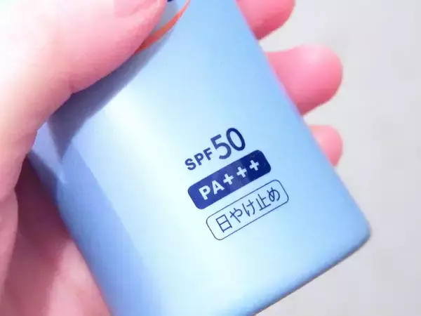 カバンの日焼け止め汚れ、こすって落としてない？　ダイソー『パフ』で解決する方法【掃除テク4選】