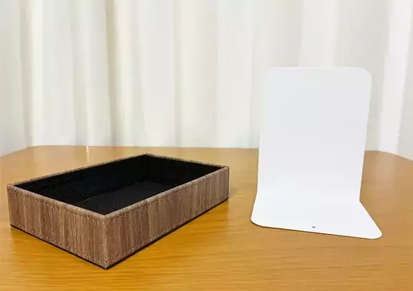 「ブックエンドをホルダーの『つけ根』に差し込むと快適　狭いトイレが見違える裏技とは」の画像