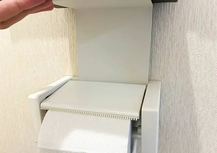 ブックエンドをホルダーの『つけ根』に差し込むと快適　狭いトイレが見違える裏技とは
