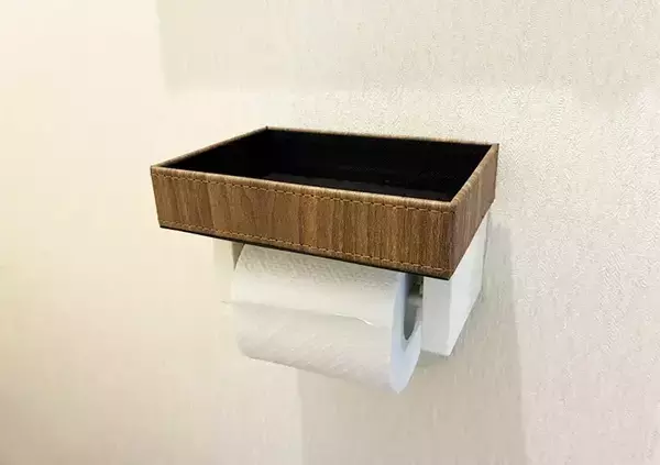 「ブックエンドをホルダーの『つけ根』に差し込むと快適　狭いトイレが見違える裏技とは」の画像