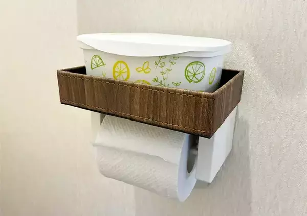「ブックエンドをホルダーの『つけ根』に差し込むと快適　狭いトイレが見違える裏技とは」の画像