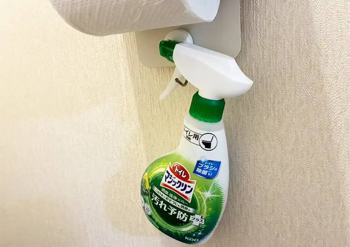 ブックエンドをホルダーの『つけ根』に差し込むと快適　狭いトイレが見違える裏技とは