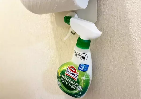 「ブックエンドをホルダーの『つけ根』に差し込むと快適　狭いトイレが見違える裏技とは」の画像