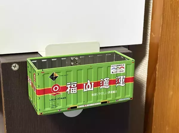 「100均で買った『ミニチュアコンテナ』　ブックエンドと組み合わせると…「飾るだけじゃもったいない！」」の画像