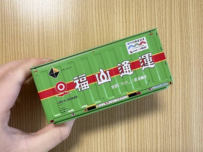 100均で買った『ミニチュアコンテナ』　ブックエンドと組み合わせると…「飾るだけじゃもったいない！」