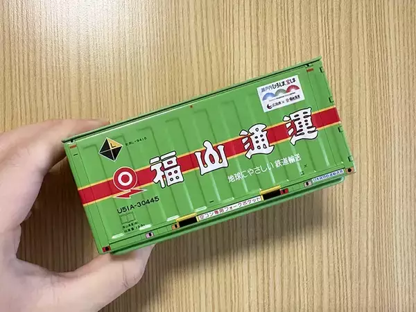 「100均で買った『ミニチュアコンテナ』　ブックエンドと組み合わせると…「飾るだけじゃもったいない！」」の画像