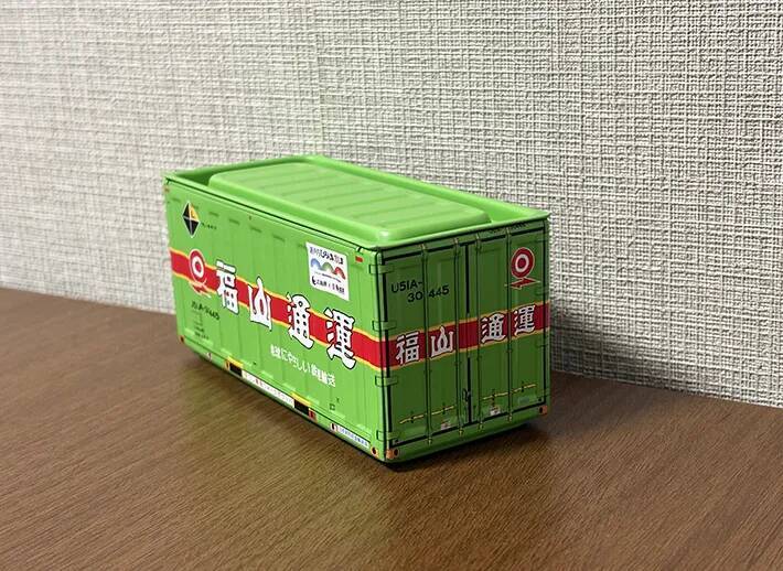 100均で買った『ミニチュアコンテナ』　ブックエンドと組み合わせると…「飾るだけじゃもったいない！」