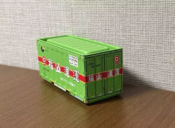 「100均で買った『ミニチュアコンテナ』　ブックエンドと組み合わせると…「飾るだけじゃもったいない！」」の画像