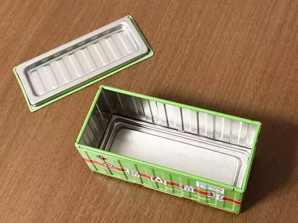 「100均で買った『ミニチュアコンテナ』　ブックエンドと組み合わせると…「飾るだけじゃもったいない！」」の画像