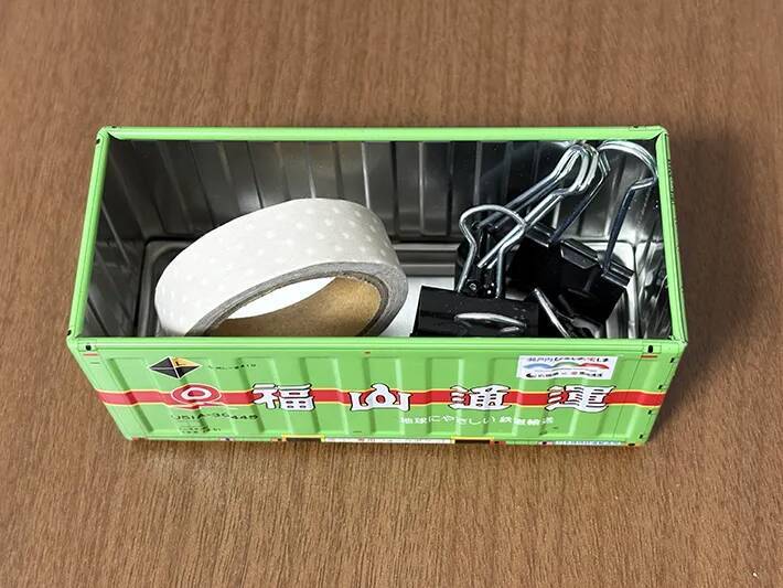 100均で買った『ミニチュアコンテナ』　ブックエンドと組み合わせると…「飾るだけじゃもったいない！」