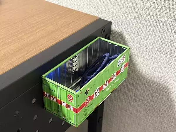 「100均で買った『ミニチュアコンテナ』　ブックエンドと組み合わせると…「飾るだけじゃもったいない！」」の画像