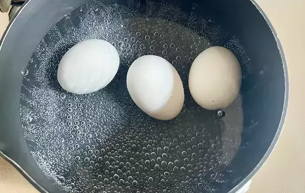 「『大さじ4杯』で漬けてみて！　味玉の意外な調味料に「めんつゆより好きかも」」の画像