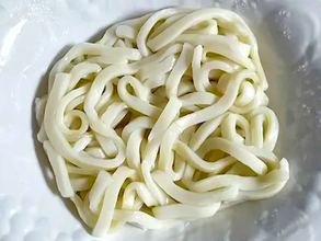 うどんの上に『カット野菜』をのせる！　フライパンいらずの『ズボラ料理』が10分で完成