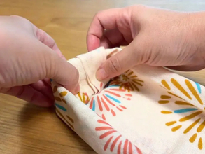 好きな柄の『手ぬぐい』を折るだけで？　棚に馴染む小物入れに変わった