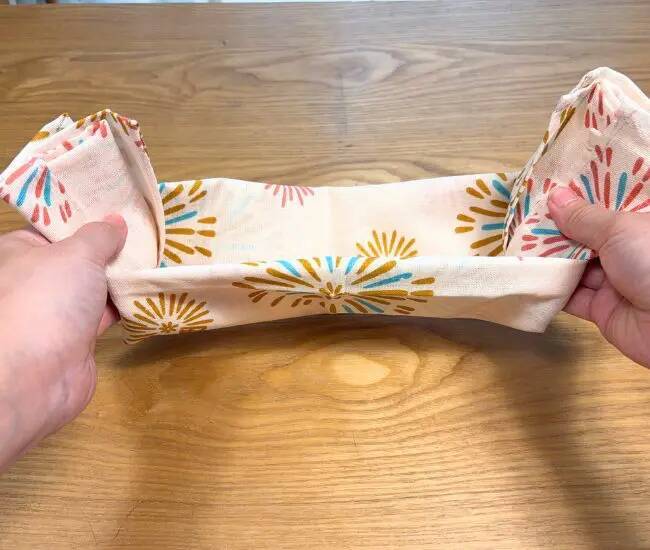好きな柄の『手ぬぐい』を折るだけで？　棚に馴染む小物入れに変わった