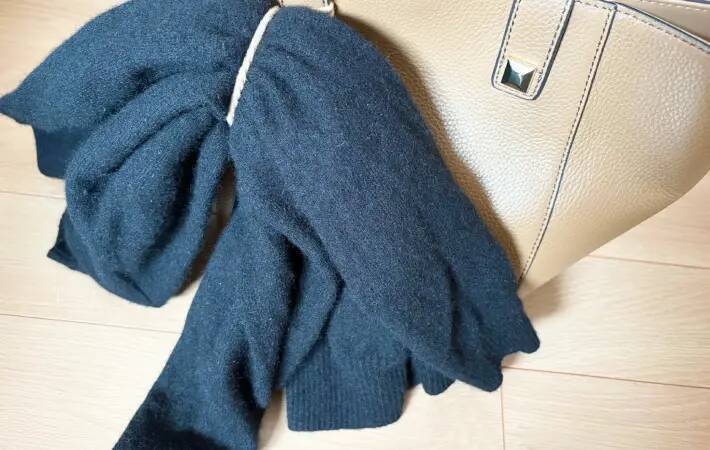 カバンに『100均ヘアゴム』をひっかけると…　『荷物ストレス』をなくす活用術