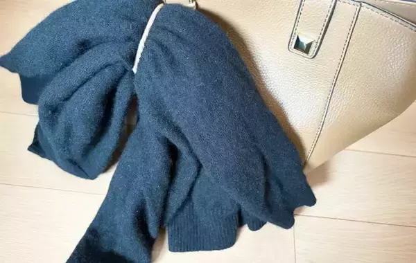 「カバンに『100均ヘアゴム』をひっかけると…　『荷物ストレス』をなくす活用術」の画像