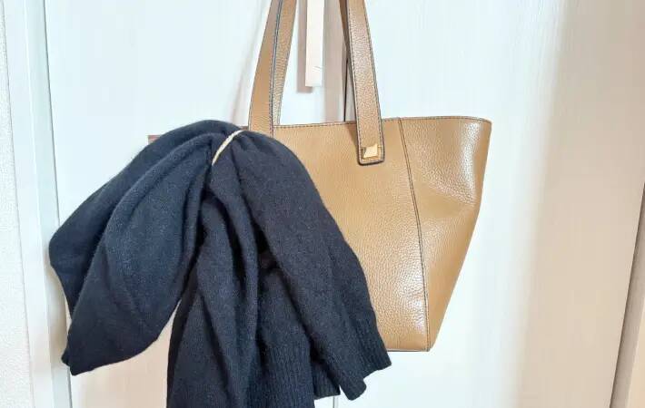 カバンに『100均ヘアゴム』をひっかけると…　『荷物ストレス』をなくす活用術