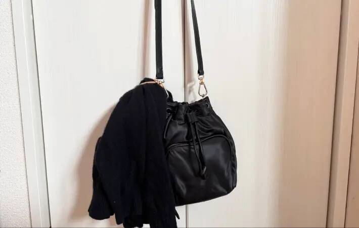 カバンに『100均ヘアゴム』をひっかけると…　『荷物ストレス』をなくす活用術