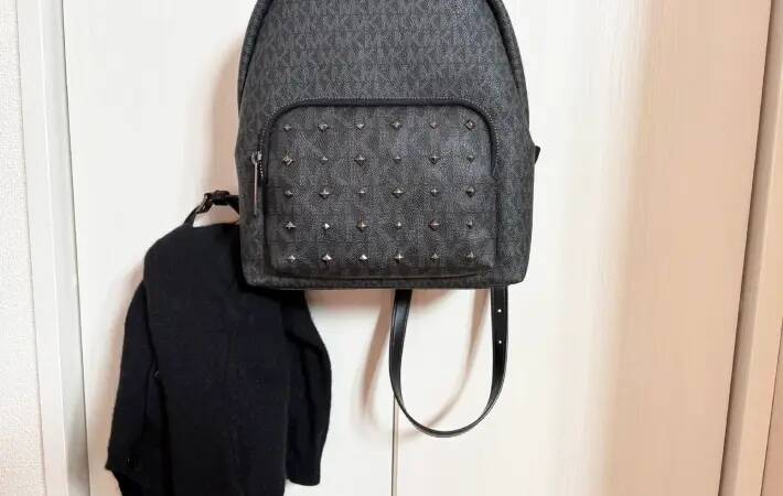 カバンに『100均ヘアゴム』をひっかけると…　『荷物ストレス』をなくす活用術