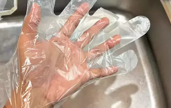 「ビニール手袋がしっかりとフィット！　ダイソーの掃除アイテムをつけると？「ストレスから解放」」の画像