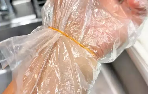 「ビニール手袋がしっかりとフィット！　ダイソーの掃除アイテムをつけると？「ストレスから解放」」の画像