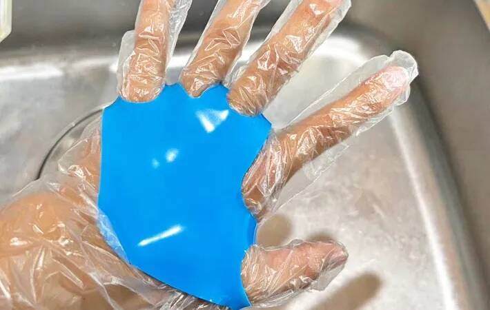 ビニール手袋がしっかりとフィット！　ダイソーの掃除アイテムをつけると？「ストレスから解放」