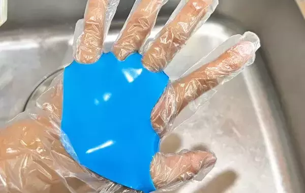 「ビニール手袋がしっかりとフィット！　ダイソーの掃除アイテムをつけると？「ストレスから解放」」の画像