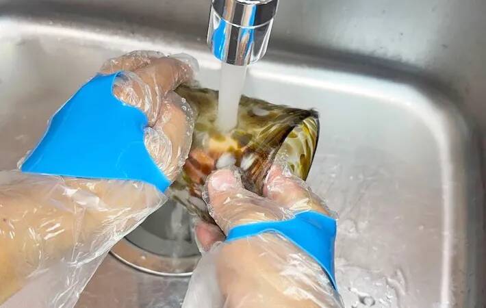 ビニール手袋がしっかりとフィット！　ダイソーの掃除アイテムをつけると？「ストレスから解放」