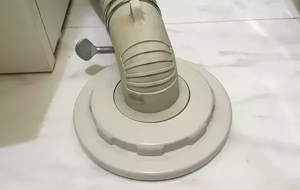 「年2回でOK！　実は10分で終わる洗濯機の「排水口掃除」【プロ監修】」の画像