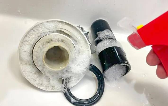 年2回でOK！　実は10分で終わる洗濯機の「排水口掃除」【プロ監修】