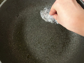 使い終わった『ラップ』が大活躍？　油汚れの目立つフライパンに使うと便利だった