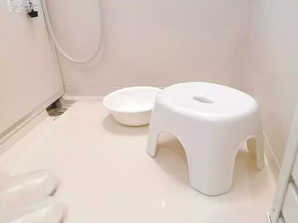 風呂イスを『浮かせた結果』に驚き！　収納の見直しで「清潔になった」「ラクになった」