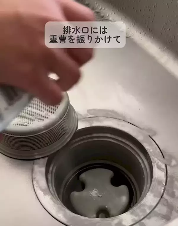 「「重曹スプレーで冷蔵庫がピカピカに」　手間ゼロ掃除に「今すぐ使う」「真似する」」の画像