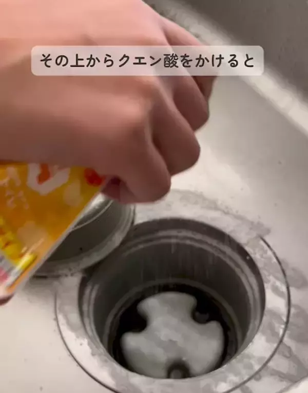 「「重曹スプレーで冷蔵庫がピカピカに」　手間ゼロ掃除に「今すぐ使う」「真似する」」の画像