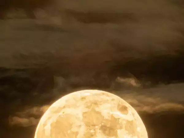 写真家がとらえた満月に『8万人』が感動！　「壁紙にしたい」「運気が上がりそう」