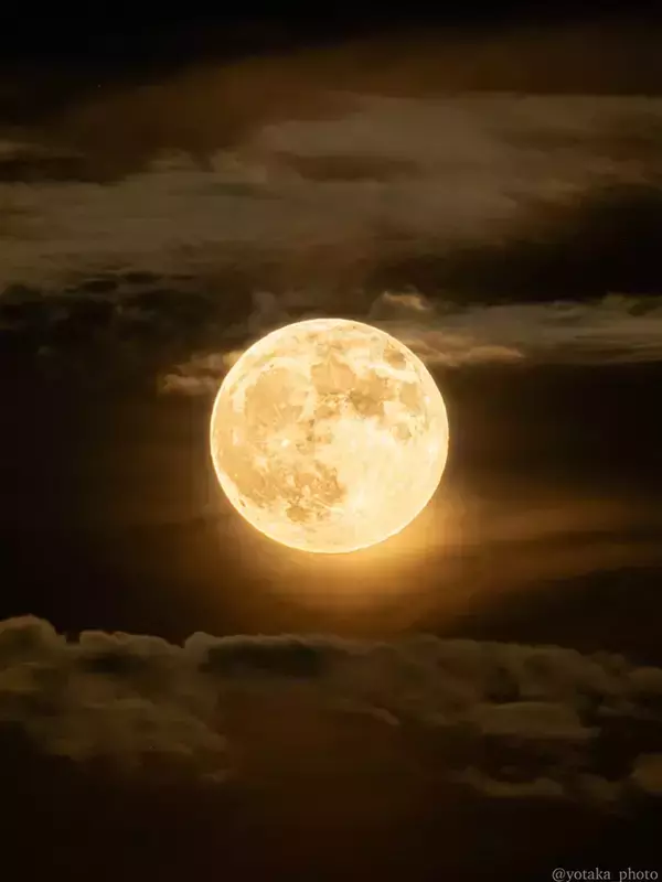 「写真家がとらえた満月に『8万人』が感動！　「壁紙にしたい」「運気が上がりそう」」の画像