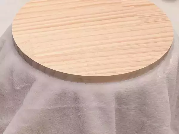 スリコのペット用コタツ、組み立てたら猫が？　3秒後の姿に「なんという吸引力」