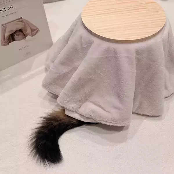 「スリコのペット用コタツ、組み立てたら猫が？　3秒後の姿に「なんという吸引力」」の画像