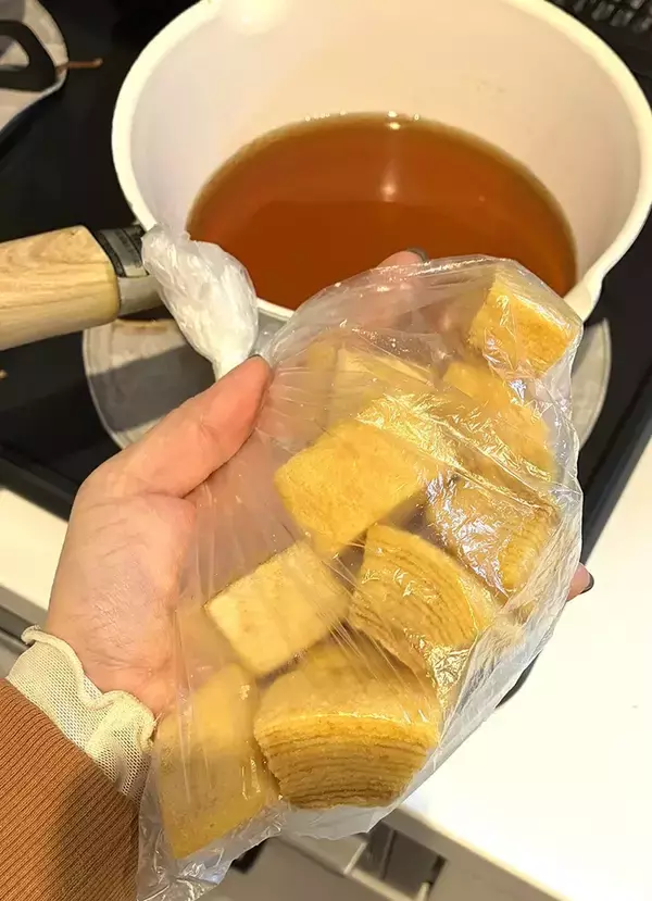 「母親が置いて行った『厚揚げ』　よく見ると…？「爆笑した」「これは間違えるわ」」の画像