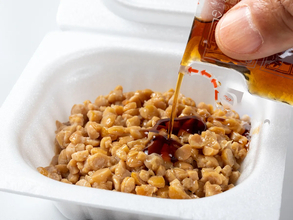 納豆のタレ、混ぜる前に入れてない？　順番で変わる『違い』とは