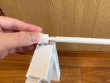 「くぼみがある2個の白いパーツ　つっぱり棒と組み合わせると…「これで十分」「家族も喜んだ」」の画像1